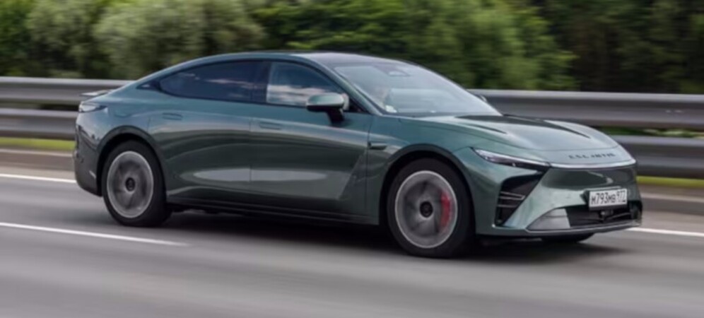 Новый технологичный автомобиль для России проходит испытания на треке